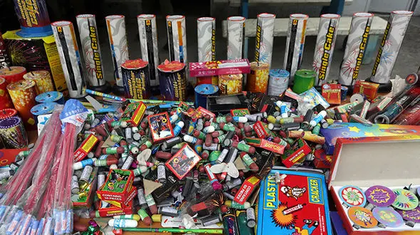 برخورد پلیس امنیت با فروشندگان مواد محترقه/ مغازه های فروشنده ترقه پلمب می شوند 