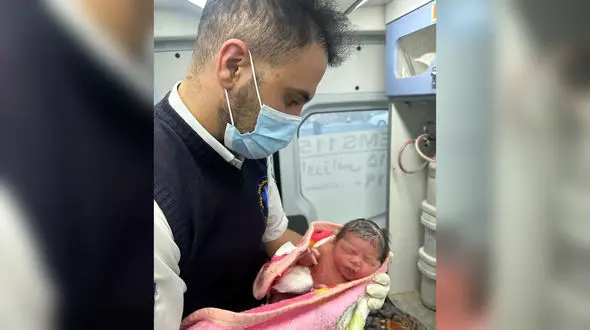 تولد نوزاد عجول در کابین اورژانس  + عکس و جزییات