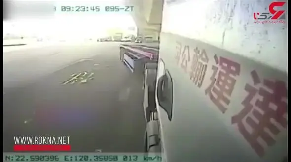 له شدن یک موتورسوار در زیر چرخ‌های تریلی هجده چرخ + فیلم 