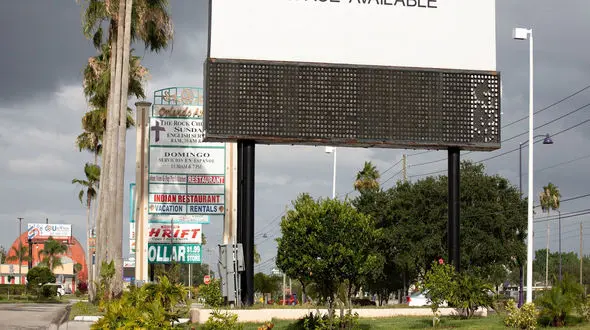 طوفان بیلبورد را از جا کند + فیلم 