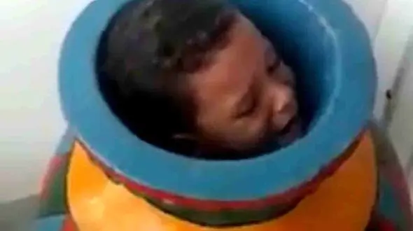 نجات پسر 6 ساله از داخل کوزه سفالی قدیمی + عکس