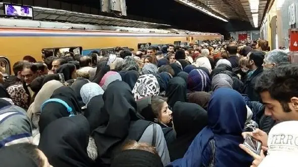 سرگردانی تهرانی ها در خط یک مترو / مدیرعامل مترو تکذیب کرد + عکس های صبح امروز