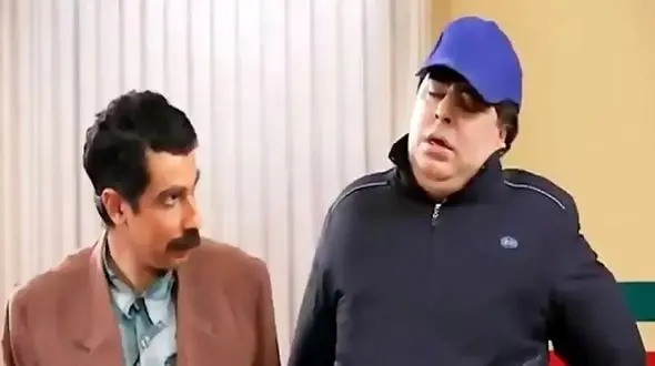 سکانس خندان؛ جواد رضویان تو صف آزمایشگاه یهو رها میشه و ببینی از خنده غش میکنی