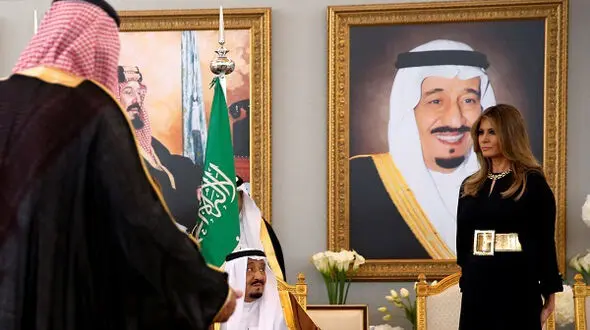 ترامپ از بوسیدن پی در پی دست زنش توسط ملک سلمان پرده برداشت !