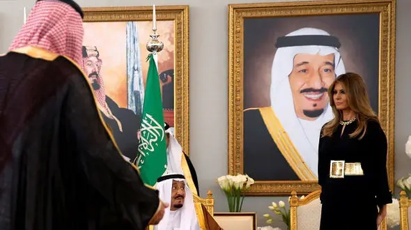 ترامپ از بوسیدن پی در پی دست زنش توسط ملک سلمان پرده برداشت !