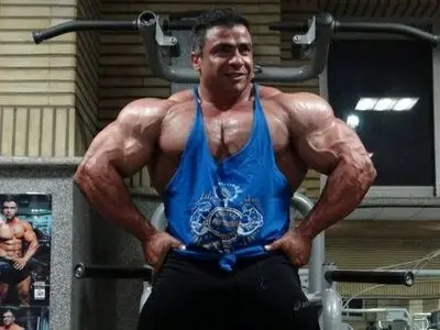 فیلم / تذکر جدی بیت الله عباسپور، کوه عضله ایران به یک دختر خارجی در مسترالمپیا: من مسلمانم به من دست نده/ روحش شاد