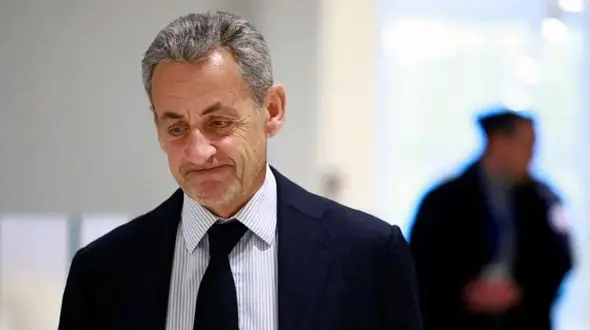 رئیس جمهوری پیشین فرانسه با پابند الکترونیکی در خانه زندانی شد