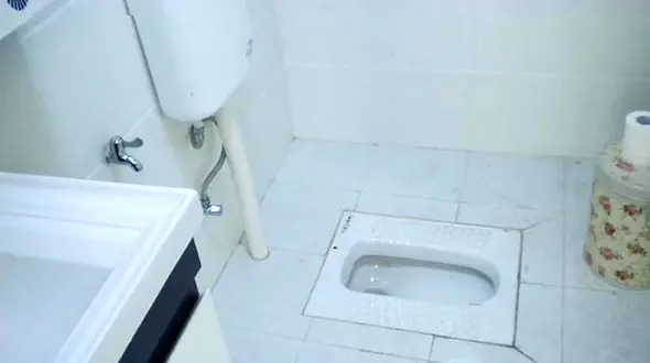 ماجرای تکان دهنده پولدار شدن ناگهانی مردی که در توالت عمومی می‌خوابید! + عکس