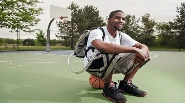 قلب این مرد در  کوله پشتی‌اش است ! + فیلم