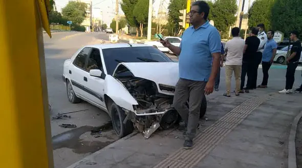 تصادف زانتیا با جدول در پارک معلم آبادان + تصاویر