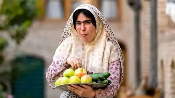 طاووس سریال بامداد خمار بیرون سریال با لباس های تابستانی وسط بیابان / چه قدر متفاوت از سریاله!