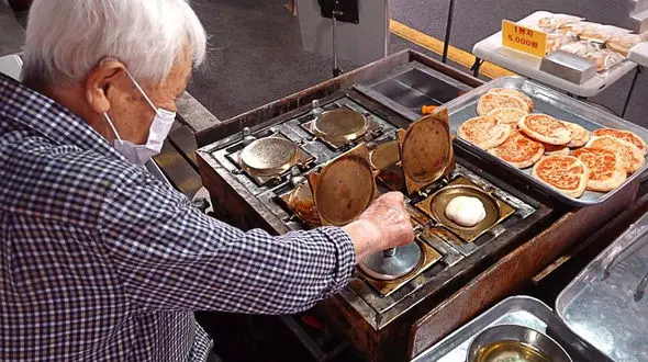 غذای خیابانی؛ این پیرمرد 90 ساله خوشمزه ترین پنکیک کره را تهیه می کند + فیلم