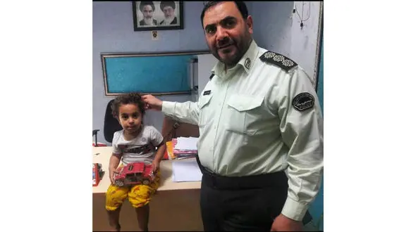 عکس دختر تبریزی که ربوده شده بود / شکستن شیشه ماشین رباینده توسط پلیس