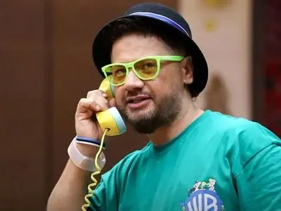 وقتی علی صادقی با عکس زنان قدیم مواجه میشه!/ این عموی شماس کناریشم پسر عموتونه