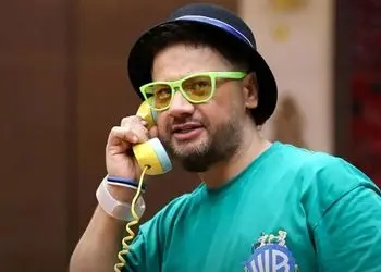 وقتی علی صادقی با عکس زنان قدیم مواجه میشه!/ این عموی شماس کناریشم پسر عموتونه