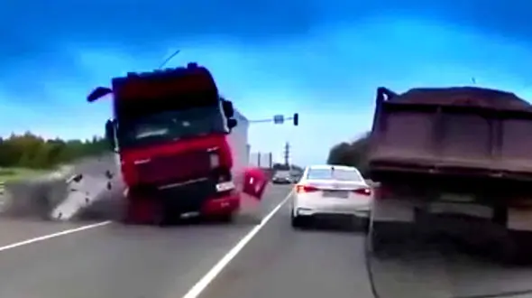 مرگ وحشتناک 4 سرنشین خودرو در تصادف تریلی+ فیلم