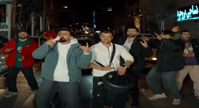فیلم آواز باشکوه؛ پسرای خفن جلو ماشینا رو گرفتن ساز زدن ملت پیاده شدن آی رقصیدنا چه شل و ولن