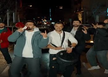 فیلم آواز باشکوه؛ پسرای خفن جلو ماشینا رو گرفتن ساز زدن ملت پیاده شدن آی رقصیدنا چه شل و ولن