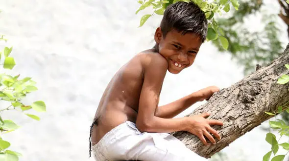 این پسر 8 ساله را به خاطر داشتن دم می پرستند+ تصاویر