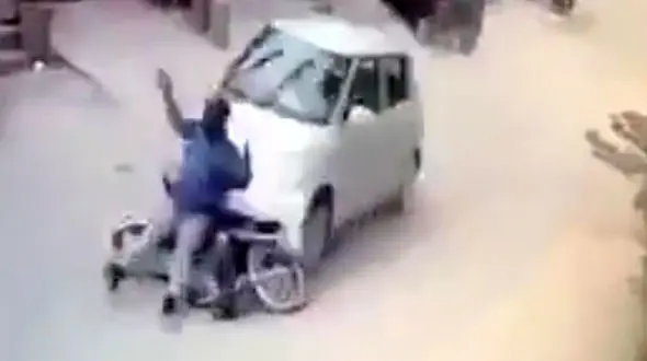راننده ماشین دزدان موتورسوار را بدجور ادب کرد+ فیلم
