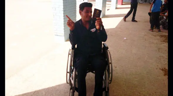 سرباز جانباز 90 درصدی در آبادان به پای صندوق رای رفت + عکس 