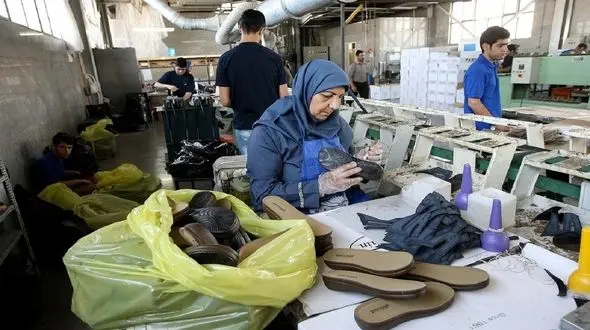 90 درصد کارگران کفاشی بیمه نیستند / 95 درصد کافرمایان تولید کفش با کارگران قرارداد نمی بندند 