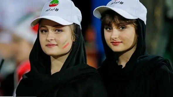 عکس / حضور دختران دوقلوی پایتخت در استادیوم و واکنش محسن تنابنده 