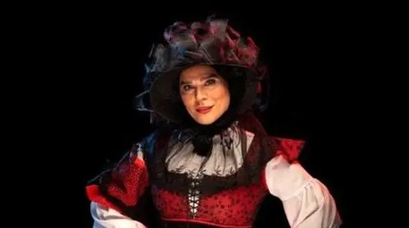 فیلم / نگاهی به نمایش شاهکار بینوایان با آواز و رقص سحر دولتشاهی روی صحنه تئاتر/ از طراحی زیبای لباس تا دکور فوق العاده/ درست شبیه شهر قصه هاست