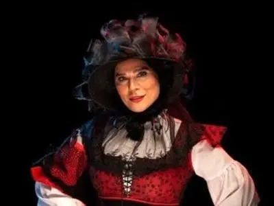 فیلم / نگاهی به نمایش شاهکار بینوایان با آواز و رقص سحر دولتشاهی روی صحنه تئاتر/ از طراحی زیبای لباس تا دکور فوق العاده/ درست شبیه شهر قصه هاست