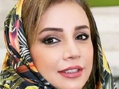 نگاهی به استایل دیدنی دوران دبیرستان شبنم قلی خانی با مقنعه‌ها یمثلثی و مانتوهای اپل دار