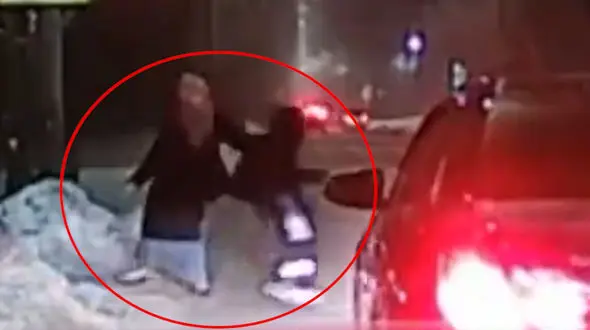 زن جوان فرشته نجات پسر جوان شد / او را نگرفته بود مرده بود + فیلم