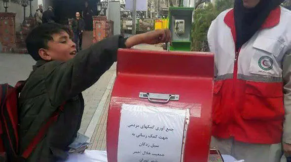 کودک کار تهران اشک همه را درآورد / او درآمدش را در اختیار سیل زدگان قرار داد + عکس 