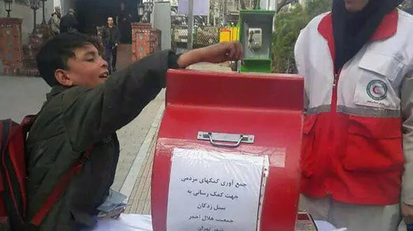 کودک کار تهران اشک همه را درآورد / او درآمدش را در اختیار سیل زدگان قرار داد + عکس 