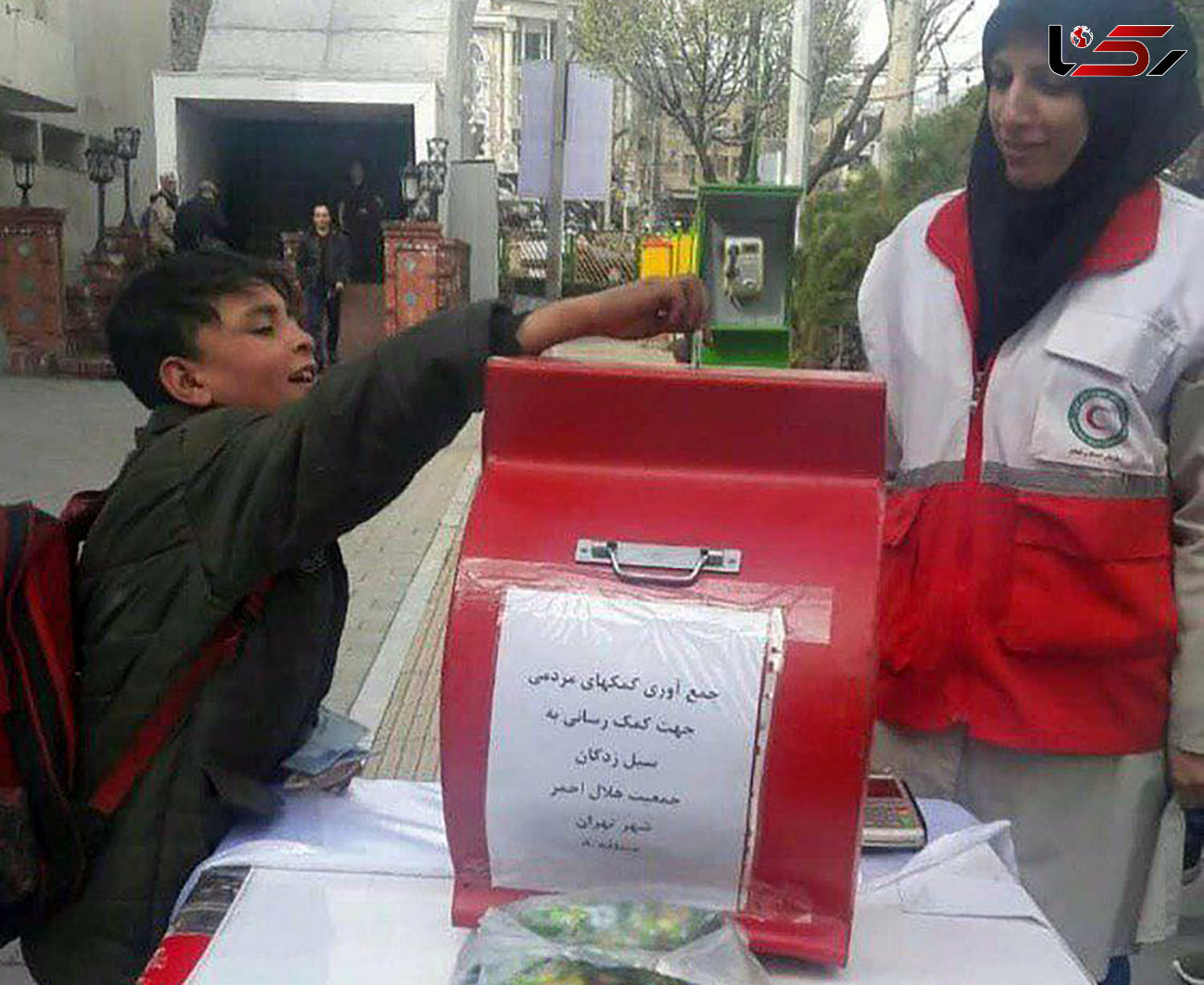 کودک کار تهران اشک همه را درآورد / او درآمدش را در اختیار سیل زدگان قرار داد + عکس 