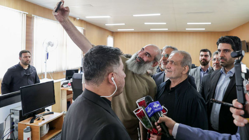مسعود پزشکیان پیش از ظهر امروز شنبه ۱۸ مرداد، به مناسبت روز خبرنگار ، ضمن حضور در خبرگزاری جمهوری اسلامی، در جمع خبرنگاران و اصحاب تحریریه