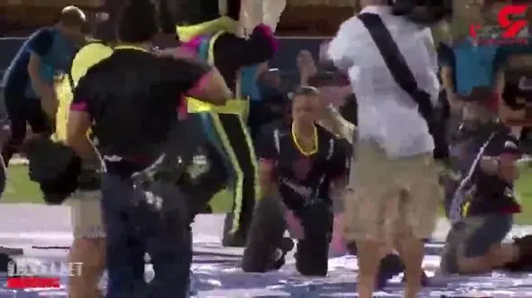 باران اسکناس دلار روی سر هواداران +فیلم