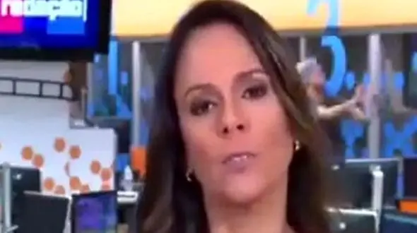 آب بازی 2 کارمند هنگام پخش برنامه تلویزیونی+فیلم