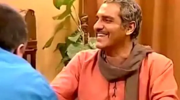 فیلم / سکانس خنده دار از پشت صحنه شب های برره وقتی شطرنج بازی می کنند / شیر فرهاد:اَسبه هم اُریب حرکت وَکُنه هم جُفتک وَندازه ... 