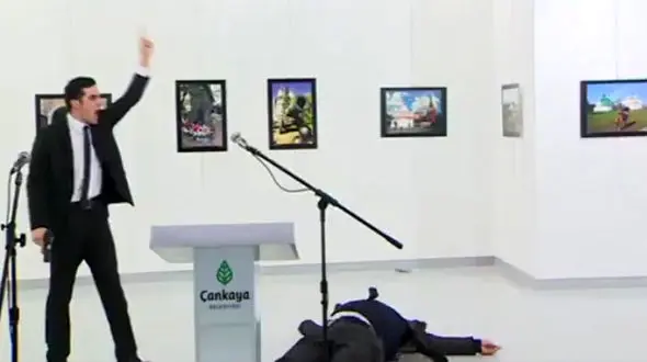 فیلم لحظه ترور سفیر روسیه در ترکیه+عکس ها و فیلم های لحظه به لحظه حادثه