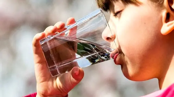 6 لحظه طلایی نوشیدن آب + اینفوگرافیک