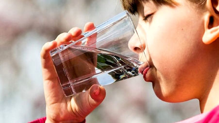 6 لحظه طلایی نوشیدن آب + اینفوگرافیک
