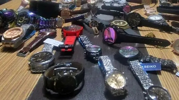 فیلم لحظه سرقت ماهرانه 2 زن شیک پوش از مغازه ساعت فروشی در تبریز / ماهرانه فروشنده را فریب دادند