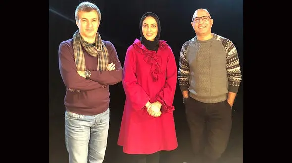 مونا فرجاد در پشت صحنه رادیو شب