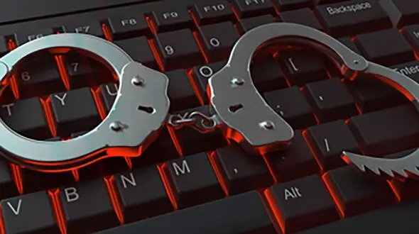 دستگیری یک زن اینفلوئنسر در بیمارستان / با لباس پرستاری عکس می گرفت