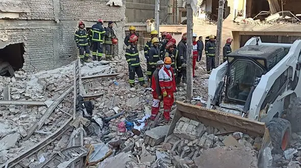 فرو ریختن ساختمان دو طبقه در بهارستان / سگ های زنده یاب به محل حادثه اعزام شدند