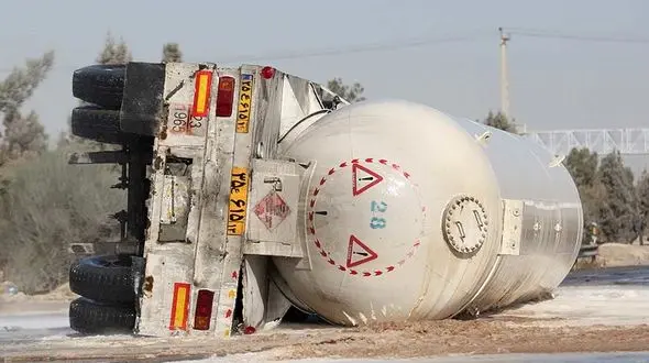 ببینید / لحظه خوابیدن راننده کامیون در حال حرکت