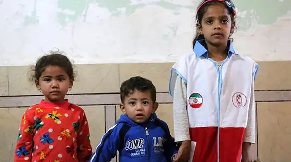 دختر بچه خوزستانی فرشته نجات یک پسر از کانال فاضلاب شد + عکس