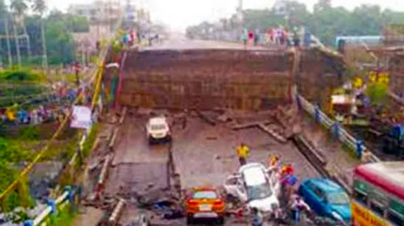 پل کلکته فرو ریخت + عکس