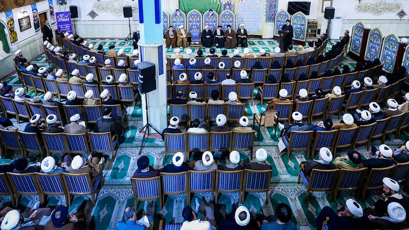  آیت‌الله سید ابراهیم رئیسی در پنجمین نشست رمضانی خود بعد از ظهر یکشنبه با جمعی از «علما و روحانیون حوزه‌های علمیه ، ائمه جماعات و نخبگان جامعه روحانیت» به گفتگو نشست.