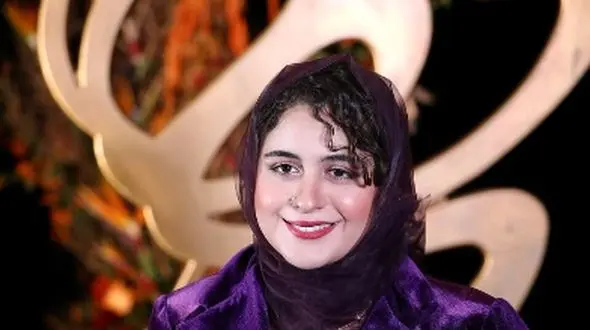 فیلم / نگاهی به چیدمان شیک و لوکس خانه فاطیما بهارمست، بازیگر سریال یزدان / از مبلمان کلاسیک و پرده‌های اعیانی تا کتاب‌خونه و ظروف خوش رنگ و لعاب سفالی !